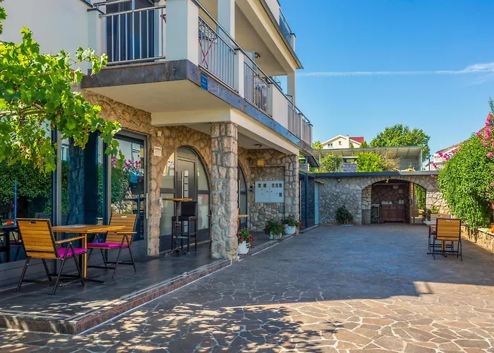 Awesome In Bogovici With Wifi Apartament